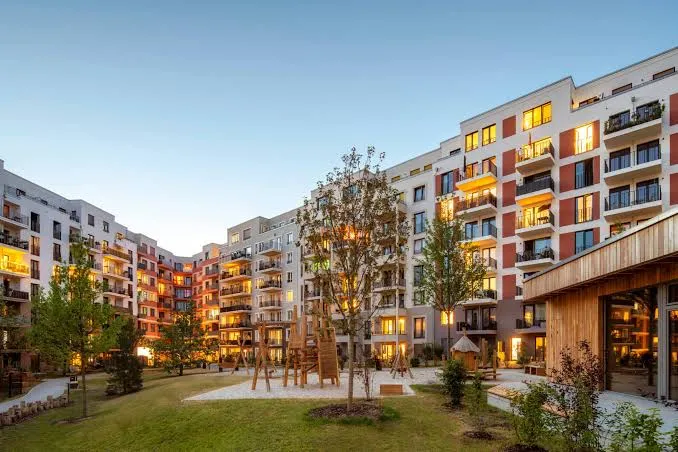 Lebendig wohnen in Schöneberg: Vier-Zimmer-Dachgeschosswohnung mit Balkon — photo 1